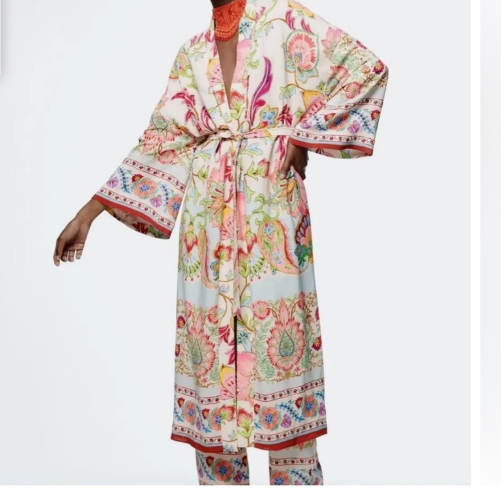 Zara Printed kimono satin dress with belt - Picture 4 of 15
